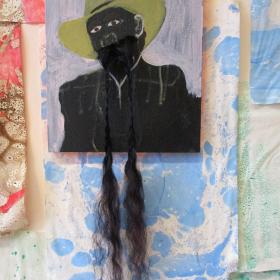 Mr. Yellow Hat, 40 x 32,5 cm, olie, acryl, synthetisch haar op houten paneel